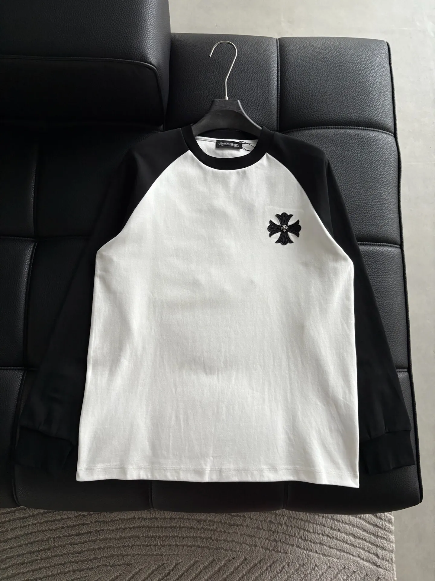 P420 💰 ChromeHearts Chrome Heart Round Neck Raglan Sleeves—Pursue quality and ensure quality! Using double-sided cotton fabric, the texture is clearly visible, the texture is soft, delicate and smooth, and the custom-made leather stitching process is full of drape! The workmanship is fine and the shoulder lines are smooth. All imported chain machines are used to make the shoulder rolling strips. It has a certain thickness and is not made of cheap material but has a shiny feel that is comfortable and not tight on the upper body. It is the most avant-garde street item that can be easily matched by both men and women!  Color: black Size: m-3xl Style number: 3566
